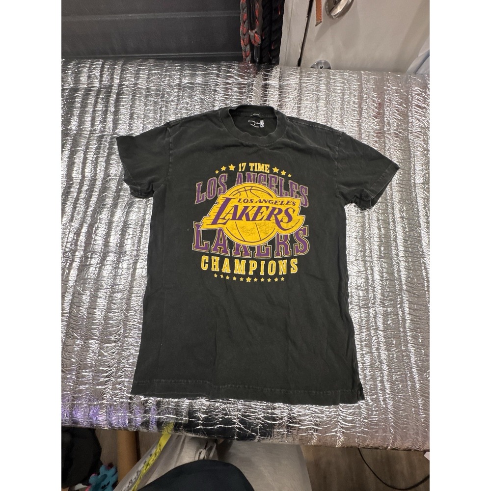 Abercrombie & Fitch NBA Los Angeles Lakers 17 Time Champions T-Shirt Mens Small